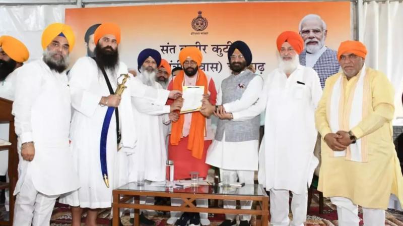  HSGMC ਮੁੱਖ ਮੰਤਰੀ ਨਾਇਬ ਸਿੰਘ ਸੈਣੀ ਨੂੰ 18 ਮੰਗਾਂ  ਸੌਂਪਦੇ ਹੋਏ