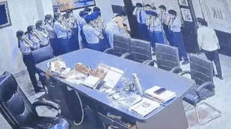 ਪ੍ਰਿੰਸੀਪਲ ਬੱਚਿਆਂ ਦੀ ਕੁੱਟਮਾਰ ਕਰਦੀ ਹੋਈ 