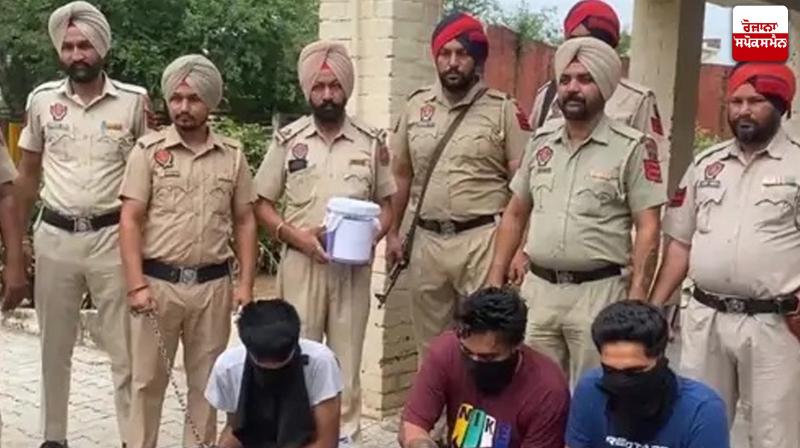  ਪੁਲਿਸ ਮੁਲਜ਼ਮਾਂ ਬਾਰੇ ਜਾਣਕਾਰੀ ਦਿੰਦੀ ਹੋਈ 