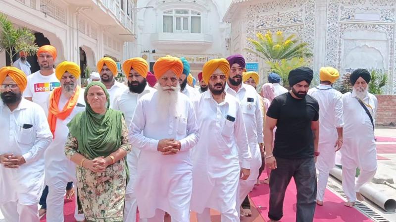 After the announcement of the United Struggle Party, Gurnam Singh Charduni bowed down at Sachkhand Sri Harimandar Sahib