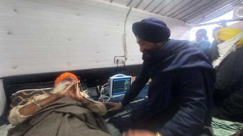 ਭਾਈ ਬਲਦੇਵ ਸਿੰਘ ਵਡਾਲਾ ਨੇ ਜਗਜੀਤ ਸਿੰਘ ਡੱਲੇਵਾਲ ਨਾਲ ਮੁਲਾਕਾਤ ਕਰਦੇ ਹੋਏ 