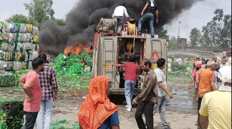 ਫਾਇਰ ਬ੍ਰਿਗੇਡ ਦੀਆਂ ਗੱਡੀਆਂ ਅੱਗ ’ਤੇ ਕਾਬੂ ਪਾਉਂਦੀਆਂ ਹੋਈਆਂ