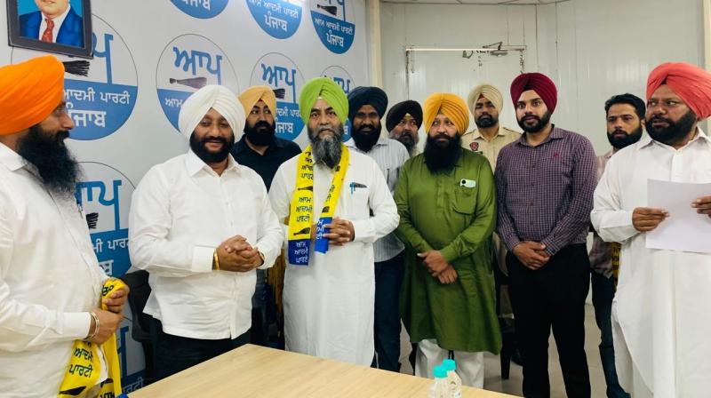 ਵਿਧਾਇਕ ਕੁਲਵੰਤ ਸਿੰਘ ਆਮ ਆਦਮੀ ਪਾਰਟੀ 'ਚ ਸ਼ਾਮਲ ਹੋਣ ਵਾਲੇ ਆਗੂਆਂ ਦਾ ਸਵਾਗਤ ਕਰਦੇ ਹੋਏ।