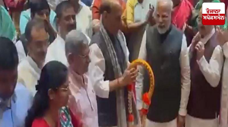 Defence Minister honours PM Modi at NDA Parliamentary Party meeting