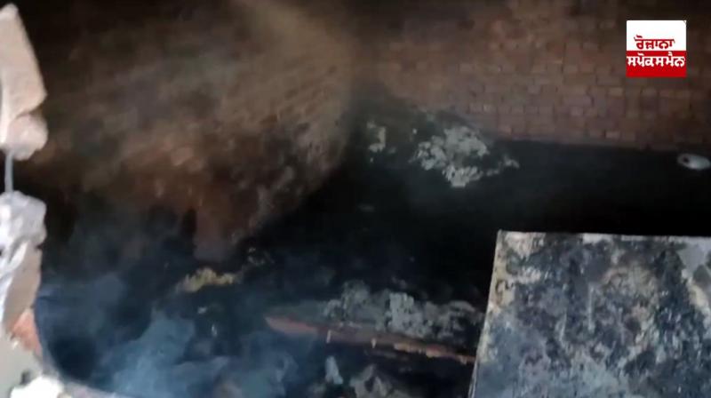 A terrible fire broke out in the house on the night of Diwali, all the belongings were burnt to ashes