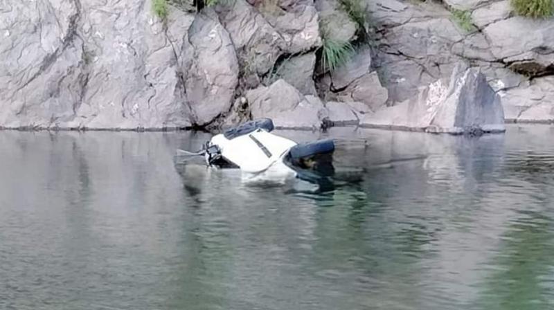 Swift car fell in the Pabar river in Himachal