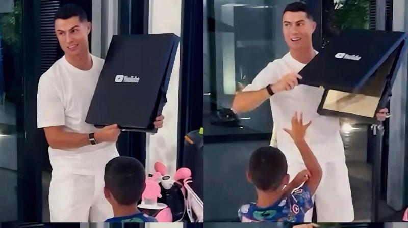 ਯੂ-ਟਿਊਬ ਤੋਂ ਇਹ ਐਵਾਰਡ ਮਿਲਣ ਤੋਂ ਬਾਅਦ ਰੋਨਾਲਡੋ ਨੇ ਆਪਣੇ ਬੱਚਿਆਂ ਨਾਲ ਖੁਸ਼ੀ ਸਾਂਝੀ ਕਰਦੇ ਹੋਏ  