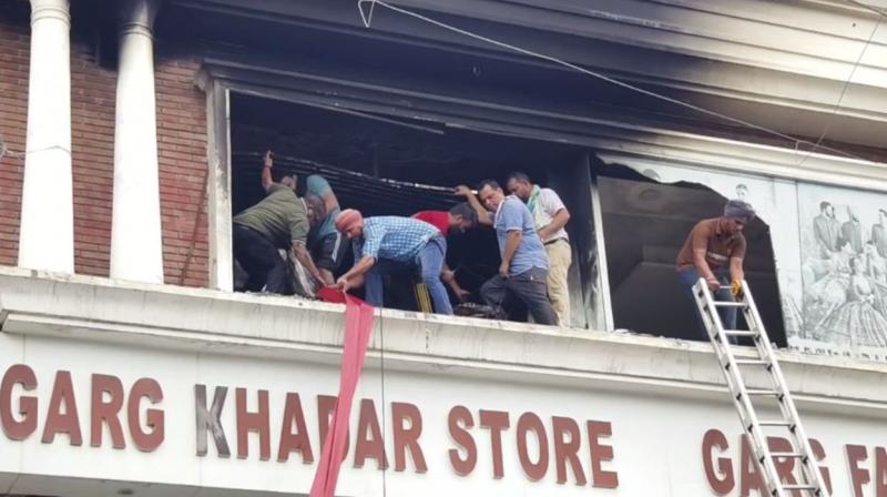 ਅੱਗ ’ਤੇ ਕਾਬੂ ਪਾਉਂਦੀਆਂ ਹੋਈਆਂ ਫਾਇਰ ਟੀਮਾਂ 