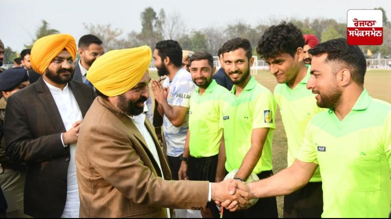 ਟੂਰਨਾਮੈਂਟ ਦੌਰਾਨ ਮੁੱਖ ਮੰਤਰੀ ਭਗਵੰਤ ਮਾਨ ਖਿਡਾਰੀਆਂ ਨਾਲ ਹੱਥ ਮਿਲਾਉਂਦੇ ਹੋਏ 