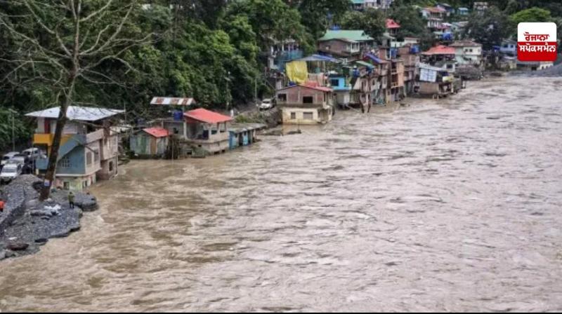 ਭਾਰੀ ਬਾਰਿਸ਼ ਕਾਰਨ 'ਤੀਸਤਾ' ਖ਼ਤਰੇ ਦੇ ਨਿਸ਼ਾਨ ਤੋਂ ਉੱਪਰ, ਸਿੱਕਮ ਵਿੱਚ 1500 ਸੈਲਾਨੀ ਫਸੇ, ਰੈੱਡ ਅਲਰਟ ਜਾਰੀ