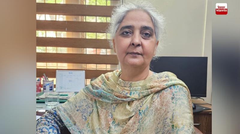 ਜਾਣਕਾਰੀ ਦਿੰਦੇ ਹੋਏ ਡਾ. ਰੇਨੂੰ ਸਿੰਘ।