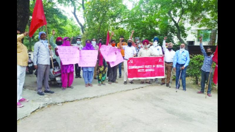 ਸੀਪੀਆਈ ਮੋਹਾਲੀ ਕਾਮਰੇਡ ਮਹਿੰਦਰ ਸਿੰਘ ਦੀ ਅਗਵਾਈ 'ਚ ਕੀਤੇ ਰੋਸ ਪ੍ਰਦਰਸ਼ਨ ਦੀ ਝਲਕ।