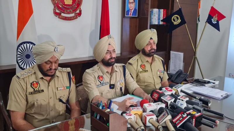 ਪੁਲਿਸ ਅਧਿਕਾਰੀ ਪੱਤਰਕਾਰਾਂ ਨੂੰ ਜਾਣਕਾਰੀ ਦਿੰਦੇ 