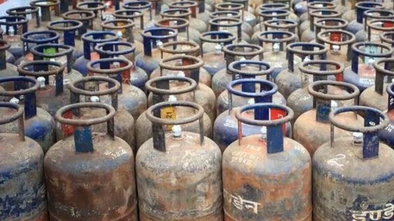 Oil companies reduce price of 19 kg commercial cylinder