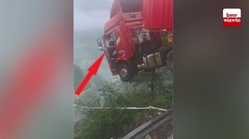 ਚੀਨ ’ਚ ਪੁਲ ਢਹਿਣ ਤੋਂ ਬਾਅਦ ਟਰੱਕ ਡਰਾਈਵਰ ਹਵਾ ’ਚ ਲਟਕਿਆ