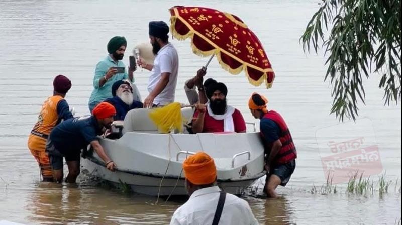 ਹੜ ਪ੍ਰਭਾਵਿਤ ਖੇਤਰਾਂ 'ਚੋਂ ਪਿੰਡ ਅਬਦੁੱਲਾਪੁਰ ਦੇ ਗੁਰੂਦੁਆਰਾ ਸਾਹਿਬ 'ਚੋਂ ਗੁਰੂ ਗ੍ਰੰਥ ਸਾਹਿਬ ਜੀ ਦੇ ਸਰੂਪ ਲਿਆਂਦੇ ਗਏ