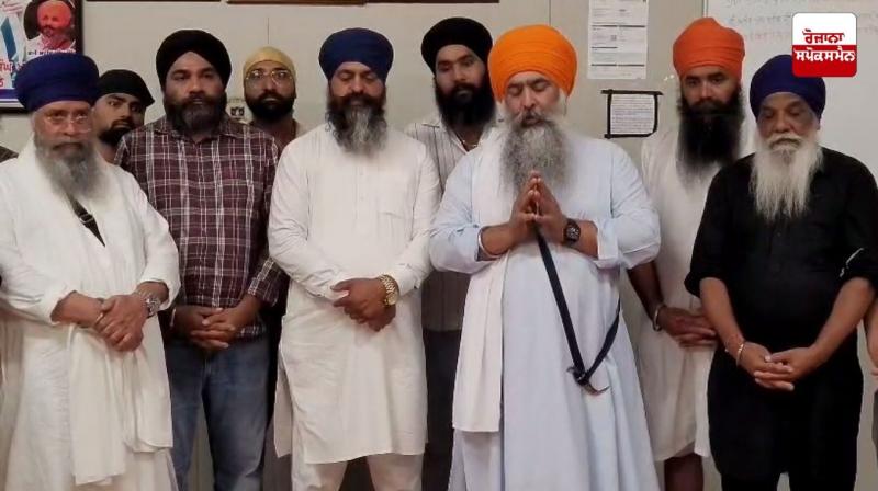 ਏਅਰ ਪੋਰਟ ਅਧਿਕਾਰੀਆਂ ਤੋਂ ਸ਼੍ਰੀ ਸਾਹਿਬ ਪ੍ਰਾਪਤ ਕਰਨ ਉਪਰੰਤ ਸਿੱਖ ਆਗੂ