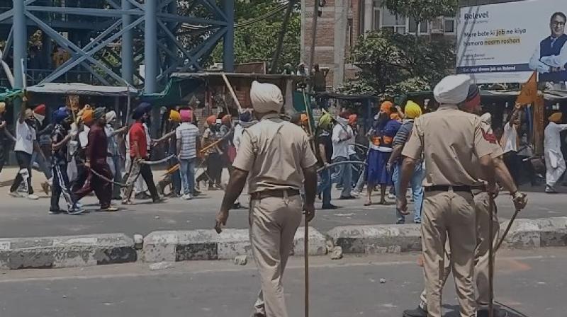  The situation in Patiala is tense, police fired in the air to calm the atmosphere