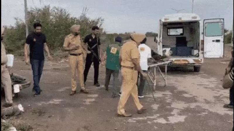 ਪੁਲਿਸ ਮੁਲਜ਼ਮਾਂ ਨੂੰ ਕਾਬੂ ਕਰਦੀ ਹੋਈ 