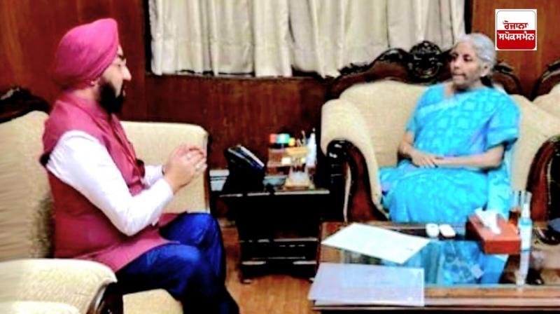  ਸੰਸਦ ਮੈਂਬਰ ਵਿਕਰਮਜੀਤ ਸਿੰਘ ਸਾਹਨੀ ਨੂੰ ਵਿੱਤ ਮੰਤਰੀ ਨਾਲ ਮੁਲਾਕਾਤ ਕਰਦੇ ਹੋਏ 