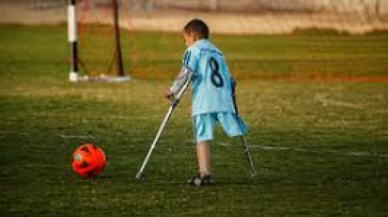 This child studying in fourth plays football with one leg, will get courage by watching video
