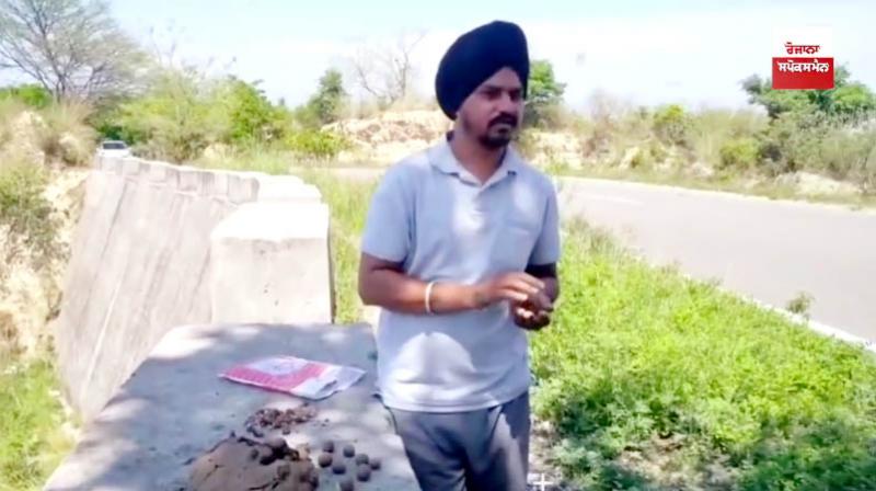 These young men are preparing seed beads in Nurpur Bedi.