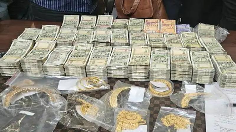 70 lakh rupees cash and 28 lakh rupees worth of jewelery recovered in Jhansi