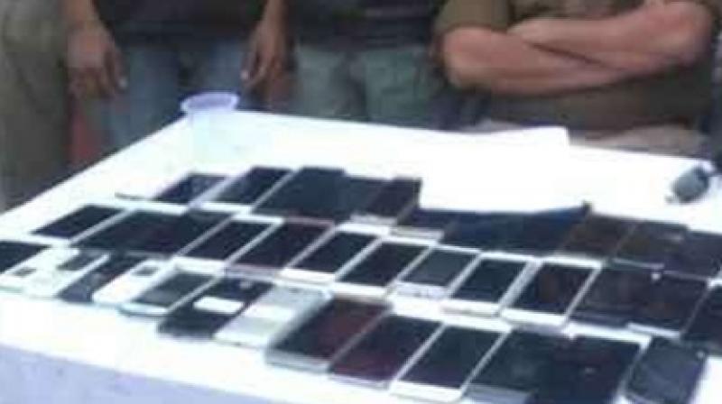 Jewelery and mobile phones seized 