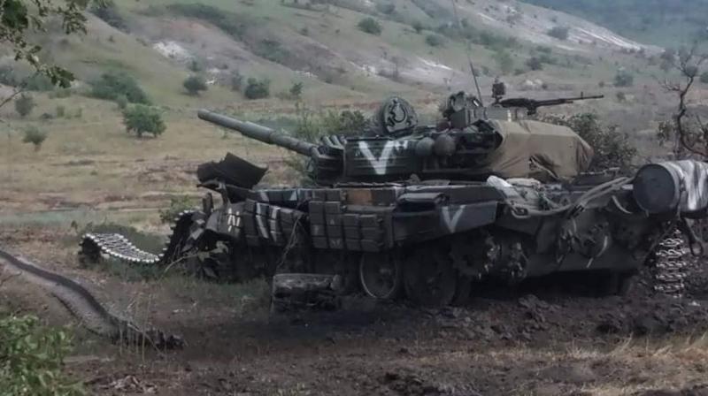 Watch video: Ukraine artillery wipes out Russian tank column