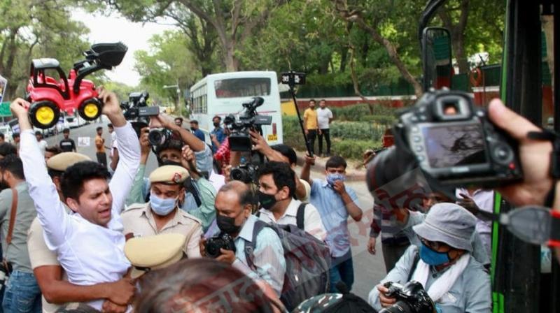 IYC protest outside house of Union Minister Hardeep singh Puri in Delhi