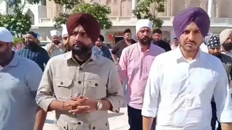 ਪੰਜਾਬੀ ਐਕਟਰ ਅੰਮ੍ਰਿਤ ਮਾਨ ਅਤੇ ਜਸ ਬਾਜਵਾ ਹਰਿਮੰਦਰ ਸਾਹਿਬ ਹੋਏ ਨਤਮਸਤਕ