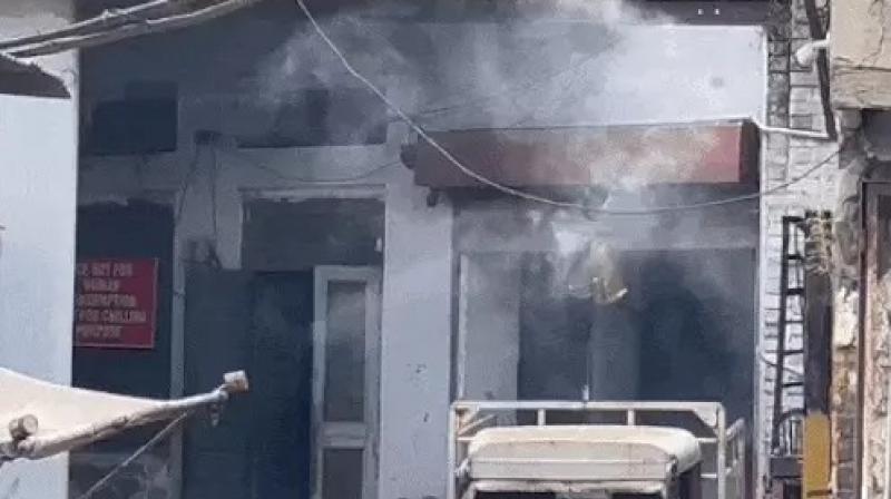 ਬਰਫ ਫੈਕਟਰੀ ’ਚ ਨਿਕਲਦਾ ਹੋਇਆ ਧੂੰਆਂ 