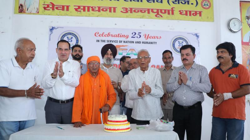 ਨਿਫਾ ਦੇ 25ਵੇਂ ਸਥਾਪਨਾ ਵਰ੍ਹੇ ਮੌਕੇ ਕੇਕ ਕੱਟ ਮਨਾਉਂਦੇ ਹੋਏ  