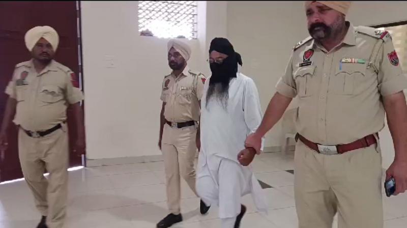 ਪੁਲਿਸ ਮੁਲਜ਼ਮ ਫੜ ਕੇ ਲਿਜਾਂਦੀ ਹੋਈ 