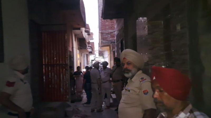 ਪੁਲਿਸ ਮੌਕੇ ’ਤੇ ਪਹੁੰਚ ਕੇ ਜਾਂਚ ਕਰਦੀ ਹੋਈ 