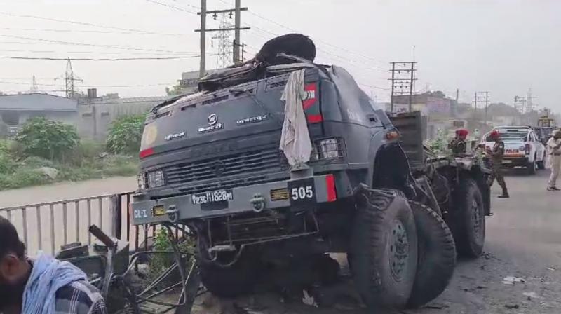  In the early morning, there was a terrible collision between the vehicle of army soldiers and a truck