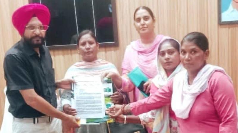 ਆਸ਼ਾ ਵਰਕਰਜ਼ ਸਿਵਲ ਸਰਜਨ ਨੂੰ ਨੋਟਿਸ ਸੌਂਪਦੀਆਂ ਹੋਈਆਂ 