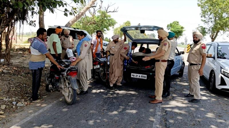 ਪੁਲਿਸ ਵਾਹਨਾਂ ਦੀ ਚੈਕਿੰਗ ਕਰਦੀ ਹੋਈ 