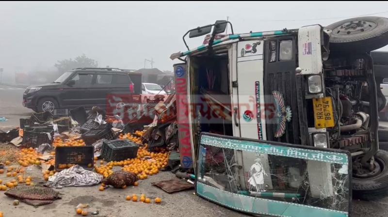 ਕਿੰਨੂਆਂ ਨਾਲ ਭਰਿਆ ਟਰੱਕ ਪਲਟਿਆ ਹੋਇਆ 