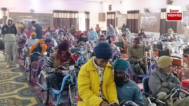 ਦਿਵਿਆਂਗਜਨਾਂ ਨੂੰ ਨਕਲੀ ਅੰਗਾਂ ਦੀ ਵੰਡ ਕਰਨ ਦੀ ਤਸਵੀਰ 