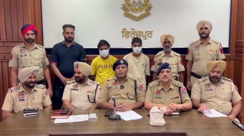 ਪੁਲਿਸ ਅਧਿਕਾਰੀ ਆਰੋਪੀਆਂ ਬਾਰੇ ਜਾਣਕਾਰੀ ਦਿੰਦੇ ਹੋਏ 