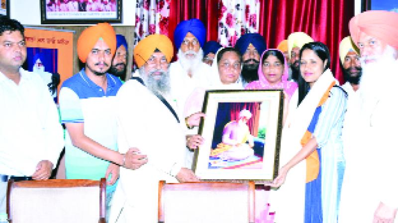Jathedar Karnail Singh Panjoli and others Honoring Alka Meena