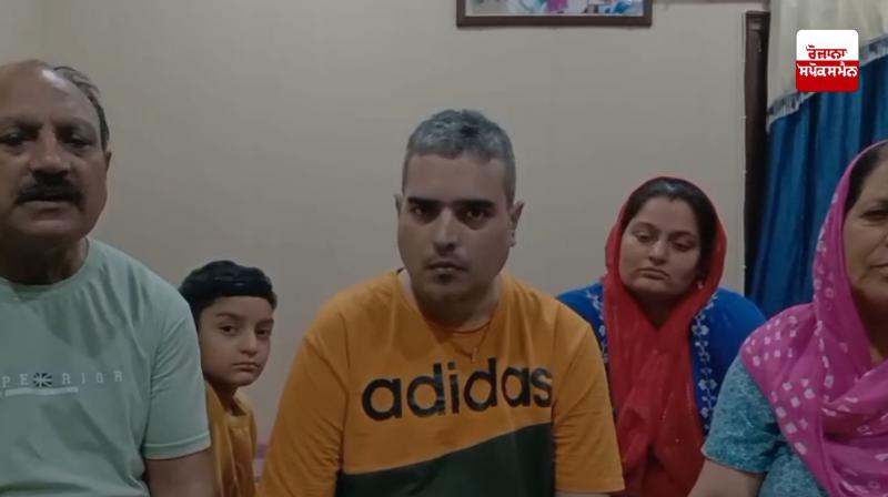 ਸੁਨੀਲ ਕੁਮਾਰ ਦੇ ਪਰਿਵਾਰਕ ਮੈਂਬਰ ਗੱਲਬਾਤ ਕਰਦੇ ਹੋਏ 