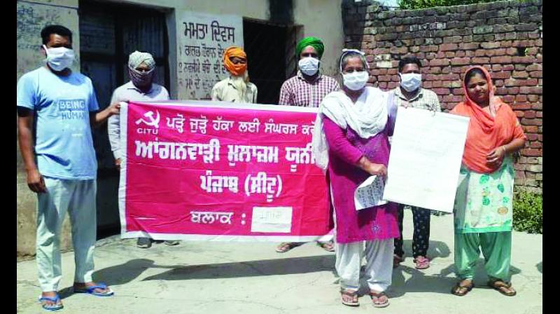 ਆਂਗਨਵਾੜੀ ਵਰਕਰਾਂ ਤੇ ਹੈਲਪਰਾਂ ਘਰਾਂ ਦੀਆਂ ਛੱਤਾਂ 'ਤੇ ਰੋਸ ਪ੍ਰਦਰਸ਼ਨ ਕਰਦੀਆਂ ਹੋਈਆਂ।