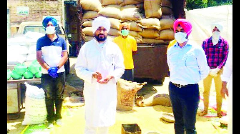 ਚੰਨੀ ਨੇ ਰਤਨਗੜ੍ਹ 'ਚ ਲੋੜਵੰਦਾਂ ਨੂੰ ਮੁਫ਼ਤ ਰਾਸ਼ਨ ਵੰਡਿਆ