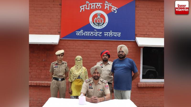 ਪੁਲਿਸ ਅਧਿਕਾਰੀ ਮਹਿਲਾ ਬਾਰੇ ਜਾਣਕਾਰੀ ਦਿੰਦੇ ਹੋਏ 