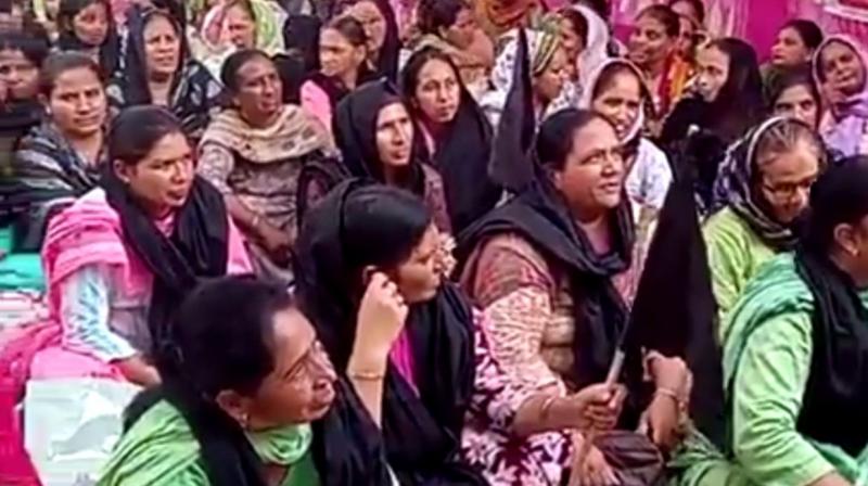 ਆਸ਼ਾ ਵਰਕਰ ਰੋਸ ਪ੍ਰਦਰਸ਼ਨ ਕਰਦੀਆਂ ਹੋਈਆਂ 