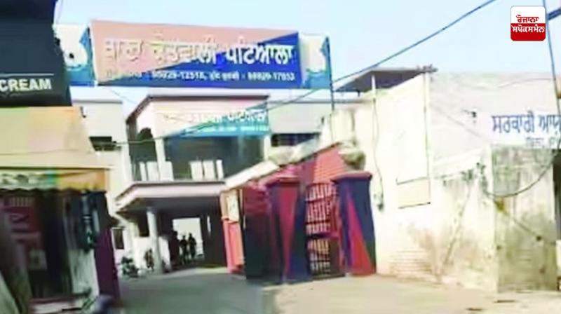 An attempt was made to set fire to the court employees who went to take possession of it by pouring alcohol on it