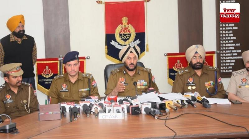 ਪੁਲਿਸ ਅਧਿਕਾਰੀ ਜਾਣਕਾਰੀ ਦਿੰਦੇ ਹੋਏ 