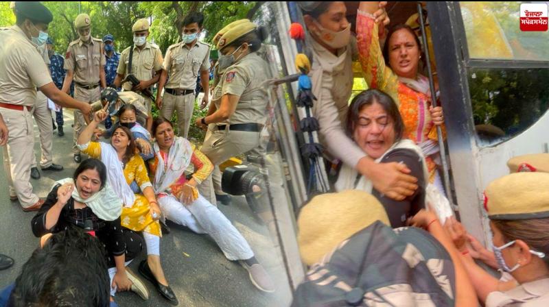 Mahila Congress protests outside PM residence over rising prices